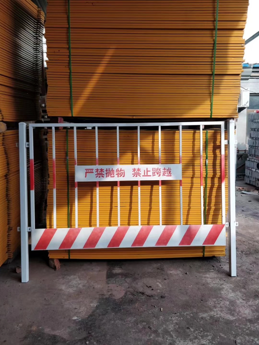中建通用防护围栏 鞍山定做钢板网建筑人货电梯门型号